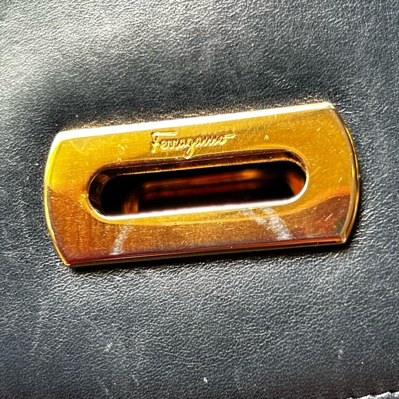 Vintage Salvatore FERRAGAMO navy blue leather crossbody clutch gold chain strap. - Picture 8 of 16